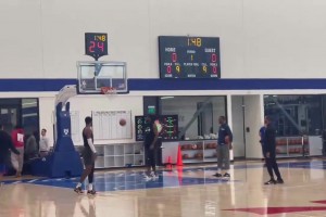 野球场肘姐：看我的胯下跳投，这姿势标准吗？🙊